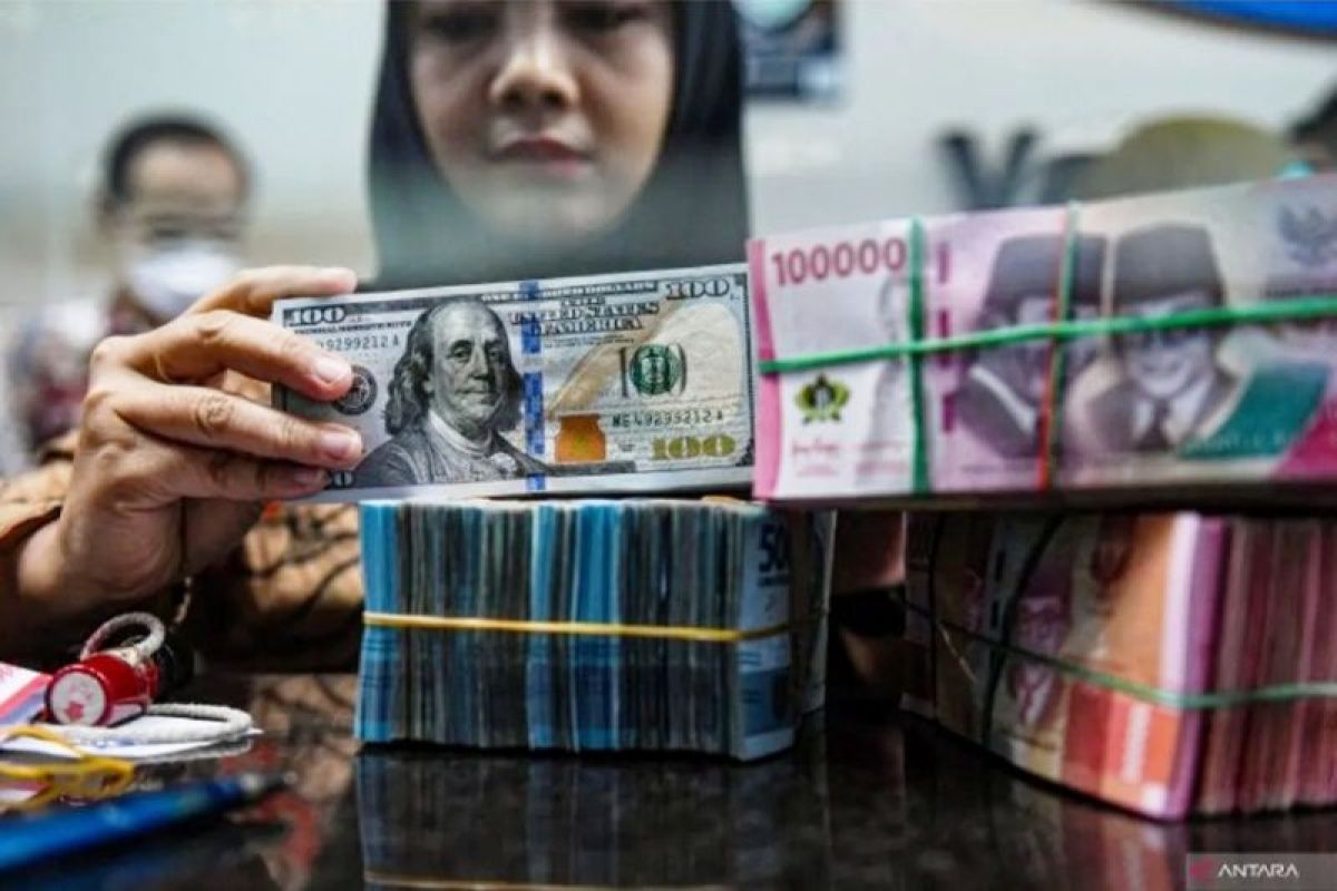 Turun 32 poin, rupiah Senin jadi Rp15.610 per dolar AS