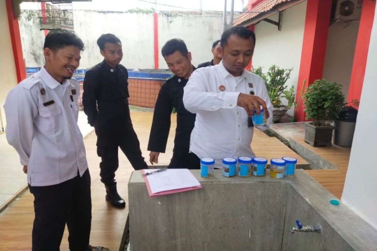 Komitmen perangi narkoba, 10 petugas Lapas Sampit jalani tes urine