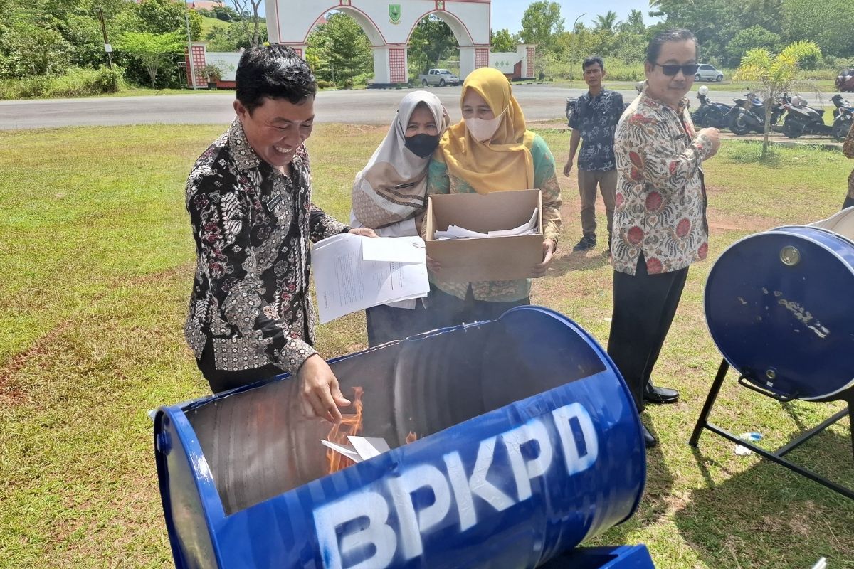 Pemkab Natuna bakar 3.148 berkas dari tujuh OPD