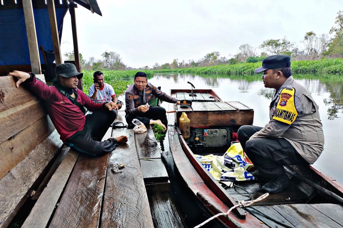 Susuri sungai, Kapolsek Kerumutan sampaikan pilkada damai ke nelayan