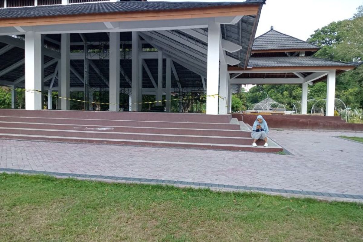 Plafon aula RTH Pagutan Mataram dipasang untuk beri nilai estetika