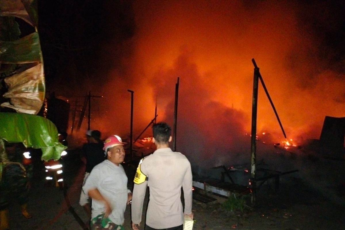 Dua rumah warga di Desa Hariang Tabalong terbakar