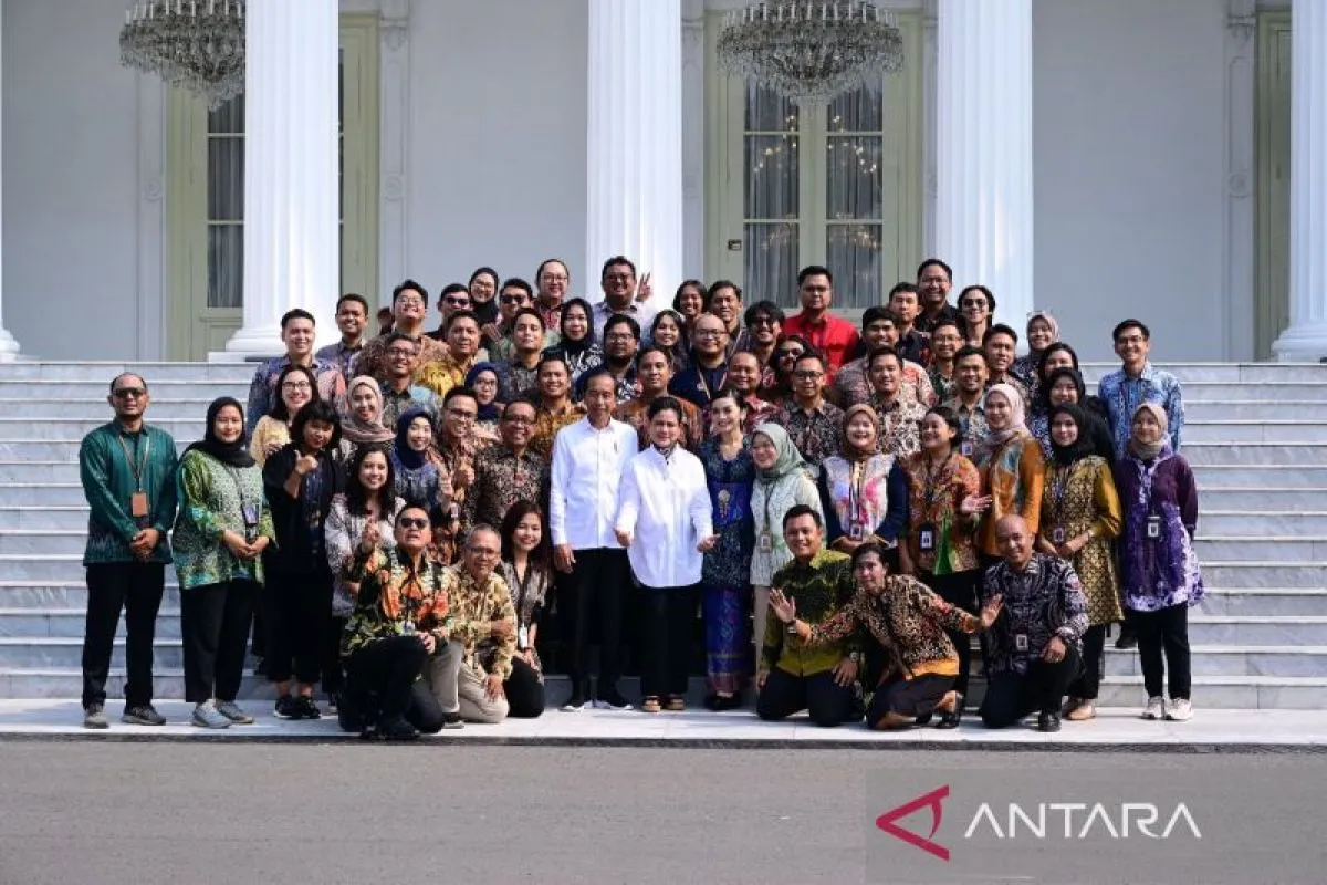 Presiden Jokowi ajak pegawai hingga wartawan foto bersama jelang purnatugas