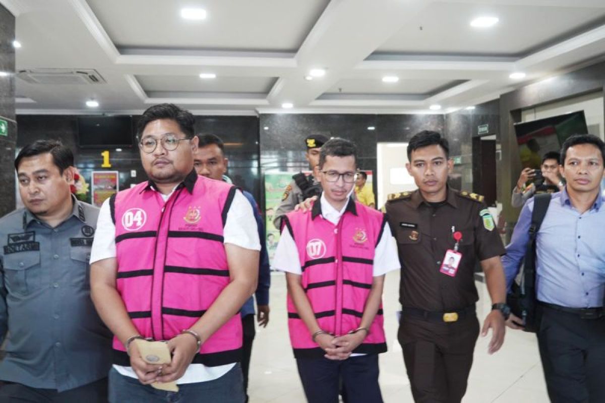 Kejati Sulsel menahan tersangka korupsi perpipaan air limbah Makassar