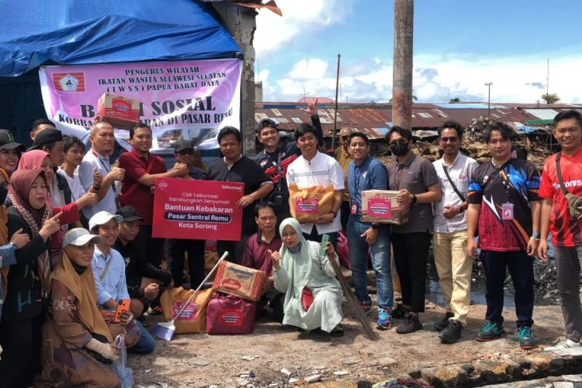 Telkomsel salurkan bantuan korban terdampak kebakaran di Sorong