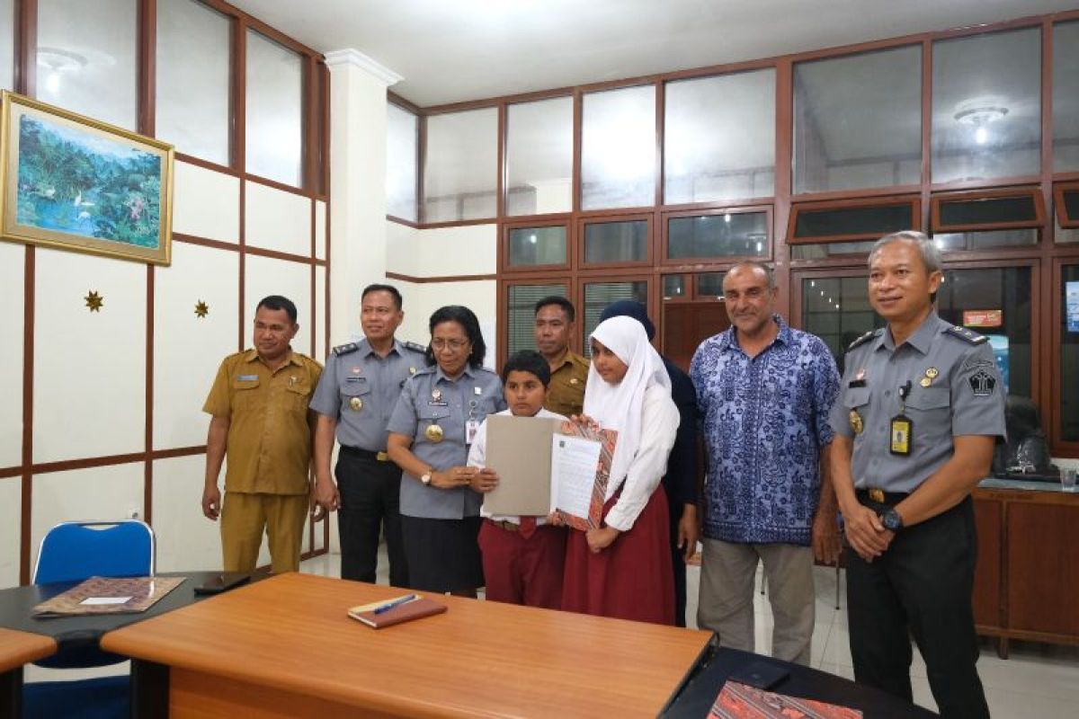 Kemenkumham NTT serahkan penegasan status WNI kepada empat anak di NTT