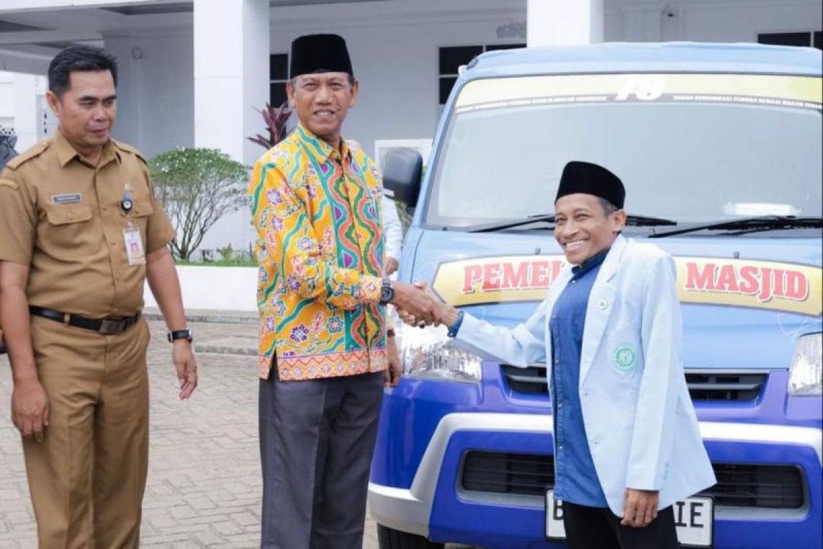 Wabup Ketapang serahkan mobil pemelihara masjid
