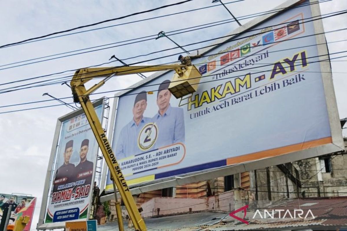 Panwaslih Aceh Barat tertibkan puluhan APK Pilkada 2024