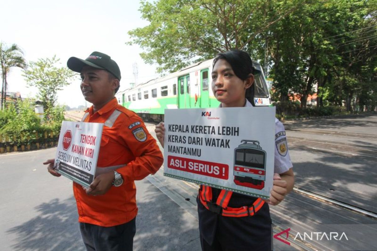 KAI lakukan sosialisasi keselamatan di perlintasan KA di Surabaya