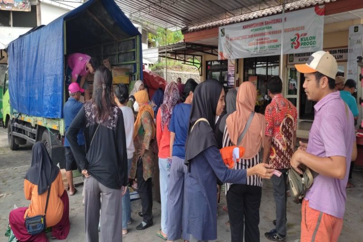 Disperindag DIY menggelar pasar murah di Samigaluh jaga daya beli warga