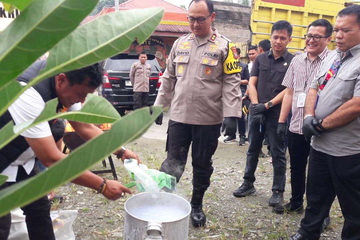 Polres Langkat musnahkan 21 kg sabu-sabu dengan cara direbus