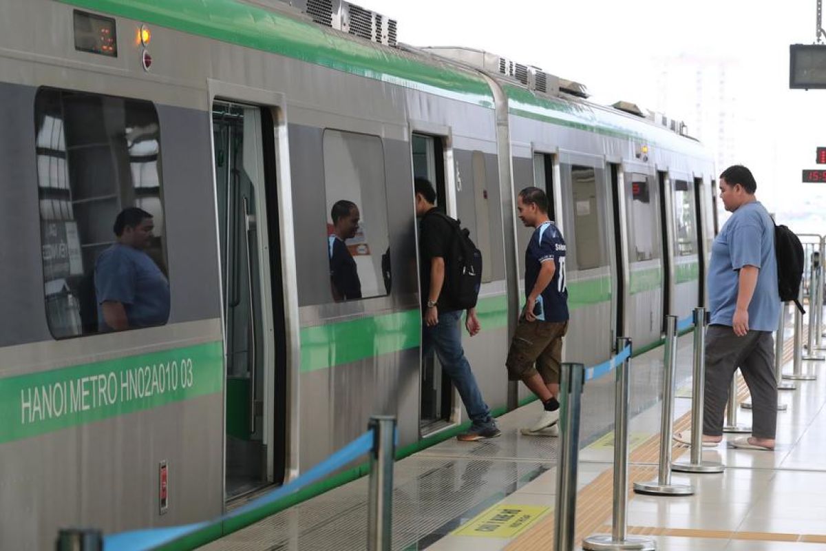 Melihat jalur kereta layang perkotaan di Hanoi, Vietnam