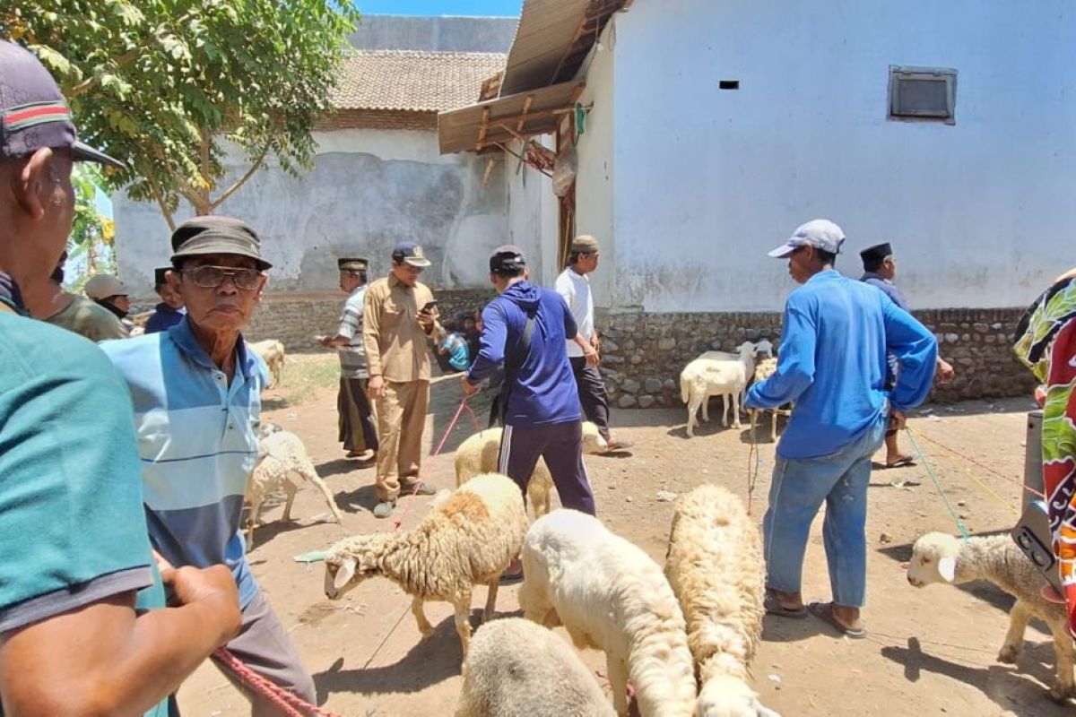 Pemkab Probolinggo awasi produk hewan dan ternak di pasar tradisional