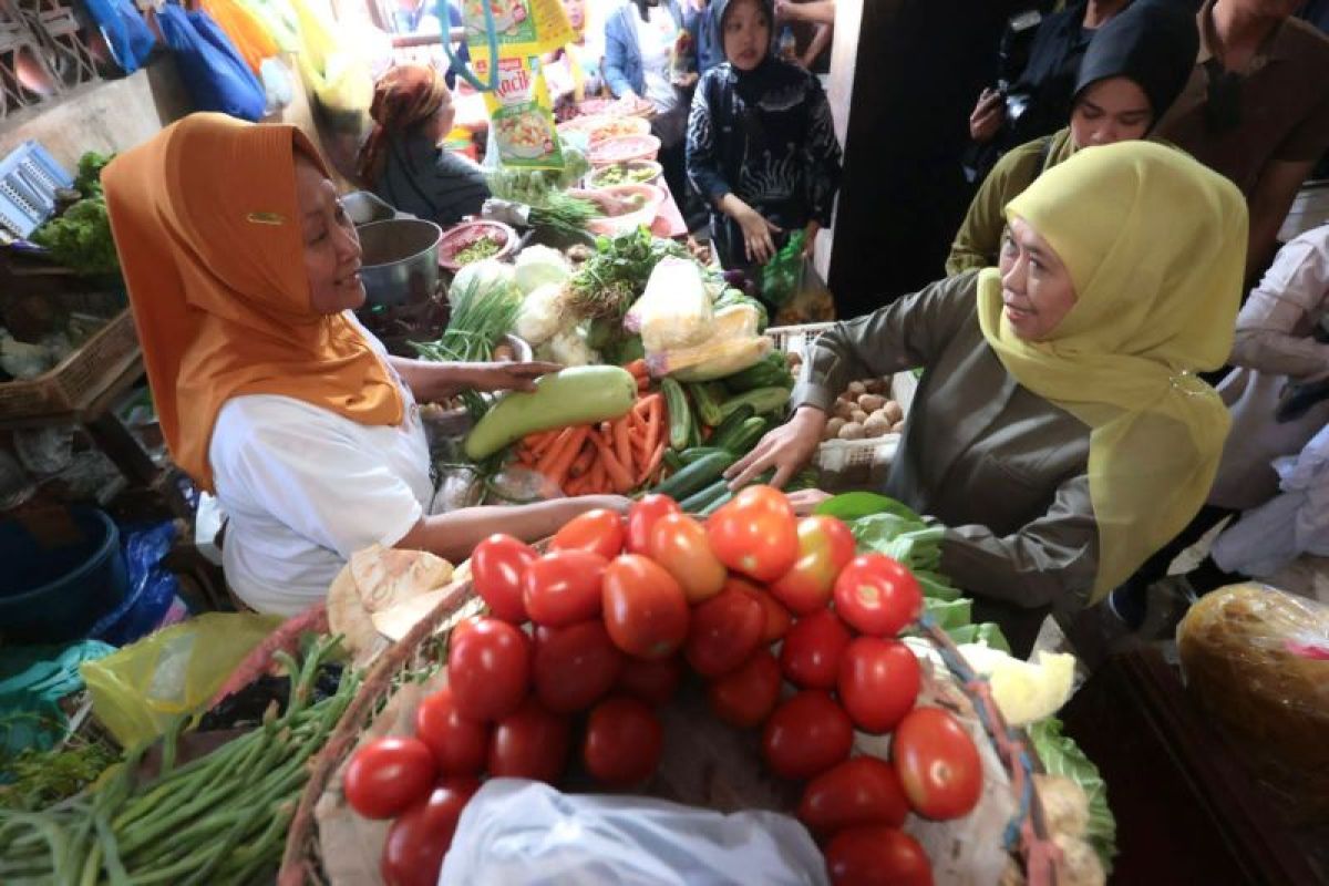 Khofifah buka layanan pemeriksaan kesehatan gratis bagi pedagang pasar