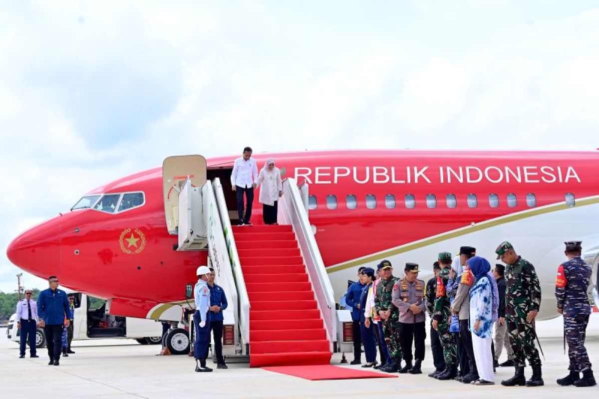 Pesawat Kepresidenan Boeing 737  mendarat perdana di Bandara Nusantara