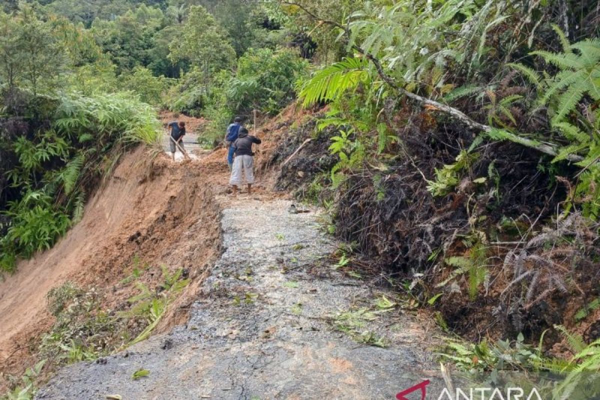 Hujan, dua titik badan jalan provinsi jalur alternatif Batu Jomba di Tapsel tertimbun longsor