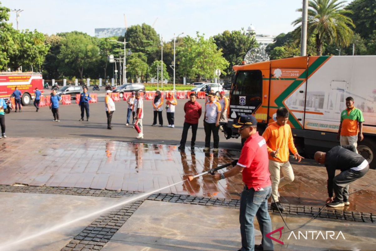 Jakpus bersihkan area Patung Kuda jelang pelantikan presiden-wapres pada 20 oktober