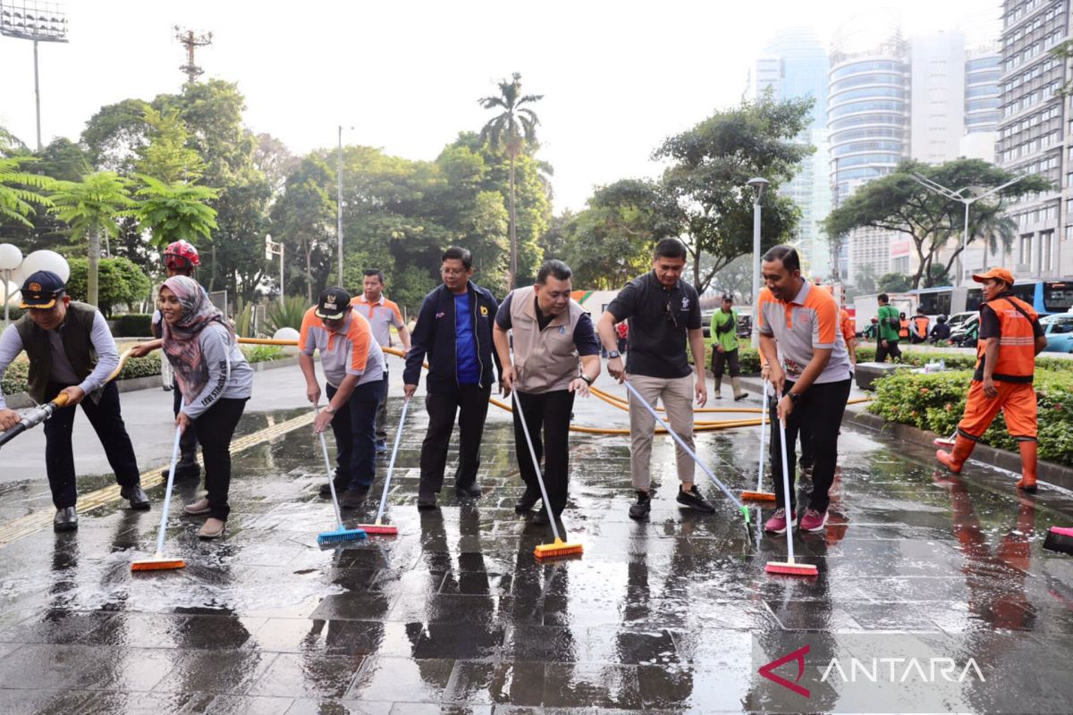 Jakpus membersihkan Jalan Sudirman-Gedung MPR sambut pelantikan presiden