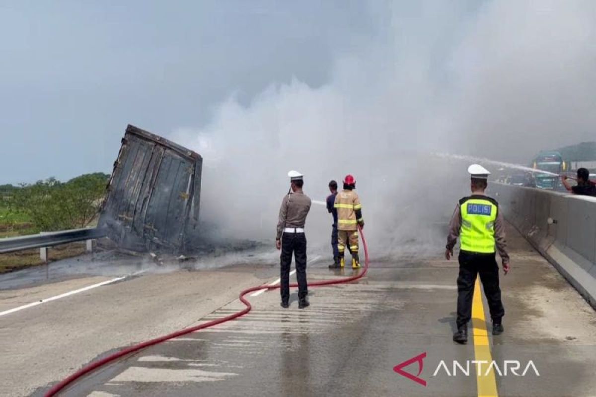 Polres Batang evakuasi truk terbakar di Tol Semarang-Batang