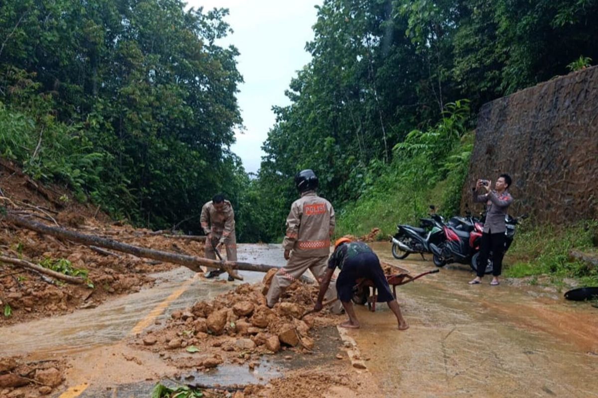 Akses jalan nasional di Kalbar perbatasan RI-Malaysia kembali normal