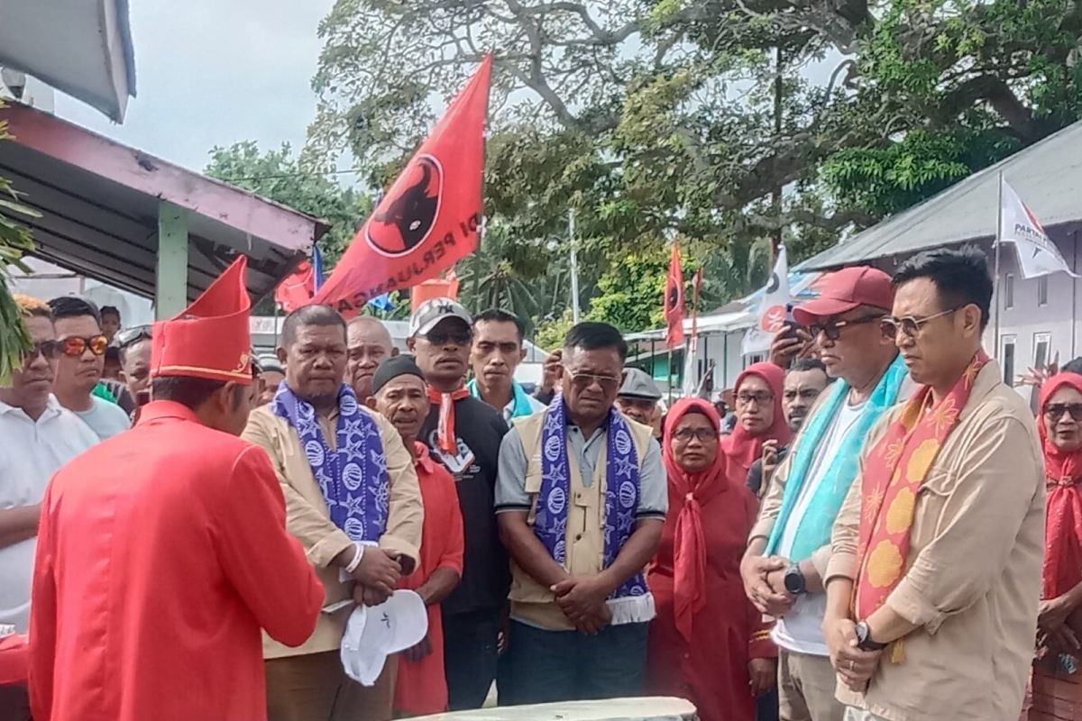 Calon Wakil Bupati Malra Viali Rahantoknam dikukuhkan jadi anak adat Danar