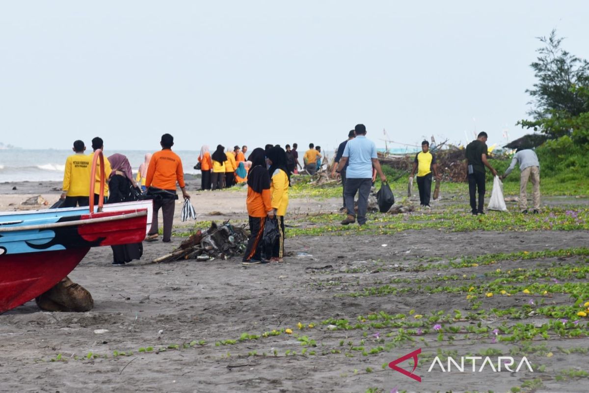 Pj Wali Kota Pariaman: Gerakan bersih pantai perlu terus dilanjutkan 