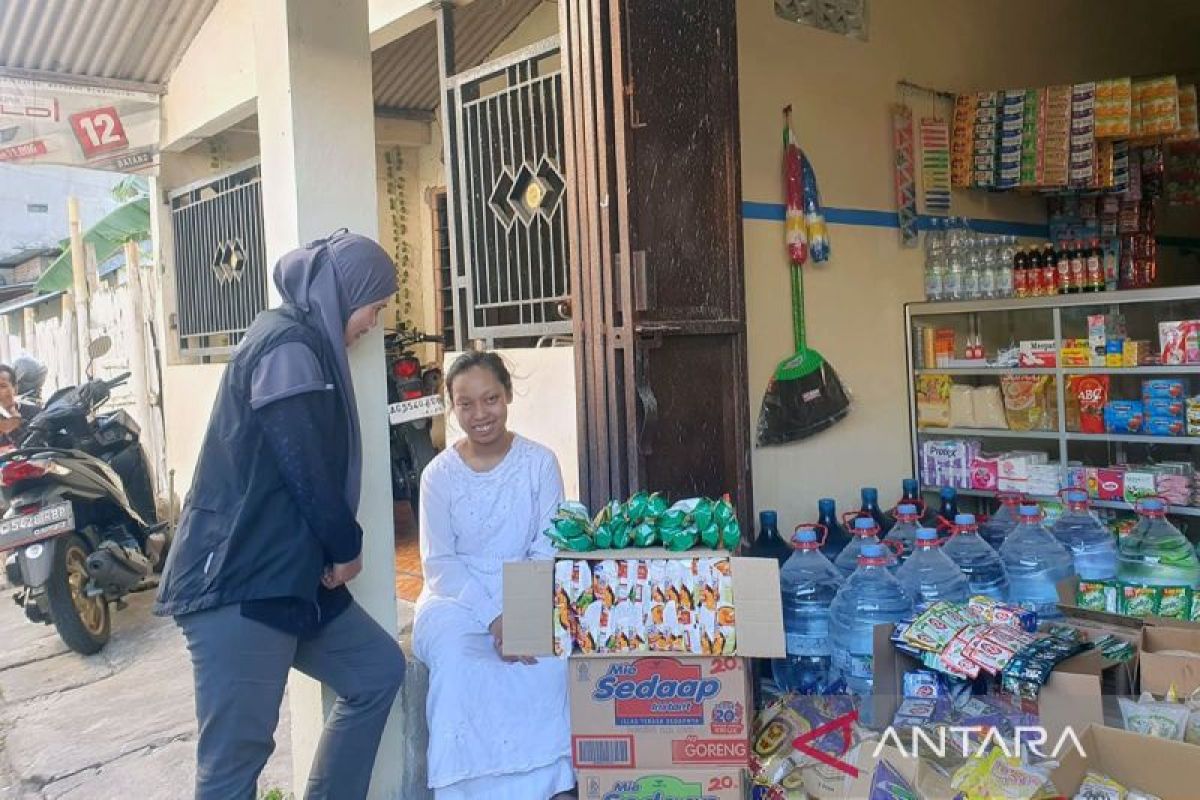 Kemensos salurkan bantuan untuk dua pelajar yatim piatu Tulungagung