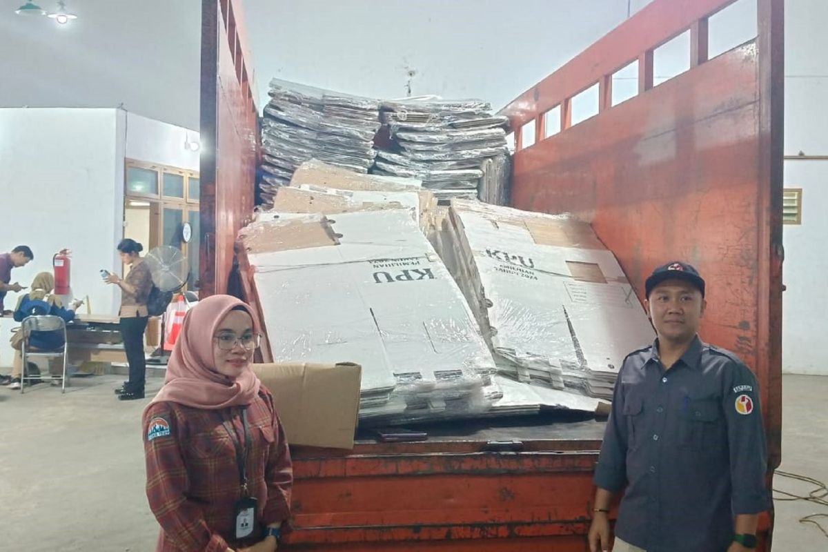 KPU Kota Madiun mulai terima sejumlah logistik untuk Pilkada 2024