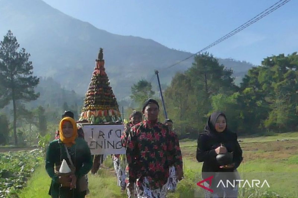 Warga Desa Kledung Temanggung gelar sedekah bumi