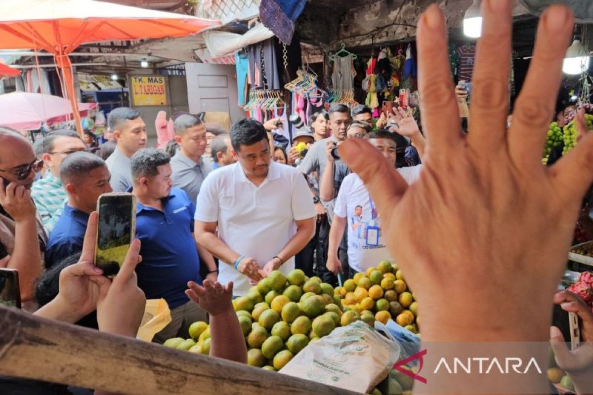 Tinjau Pasar Kabanjahe, Bobby dapat sambutan warga dan pedagang