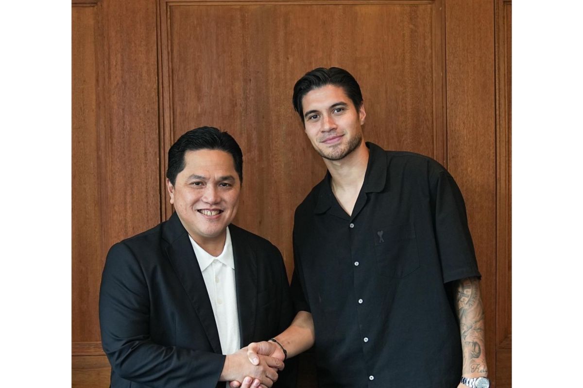 Kode, Ketum PSSI Erick Thohir bersalaman dengan Kevin Diks