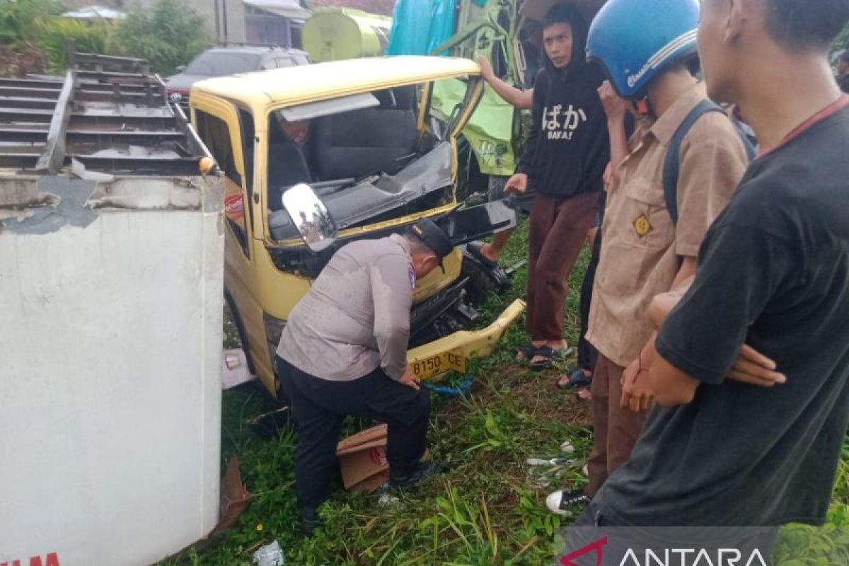 Dua truk tabrakan di Gelumbang Muara Enim, satu korban meninggal dunia