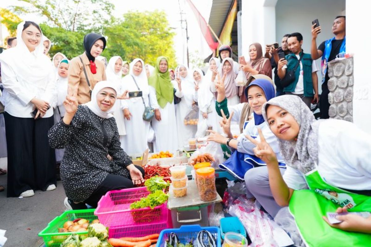 Cagub Khofifah blusukan cek harga bahan pokok di Pasar Templek Blitar