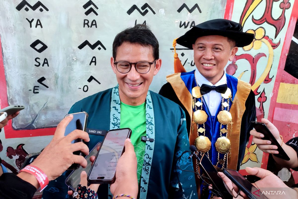 Sandiaga hadiri wisuda mahasiswa Poltekpar di Pantai Losari Makassar