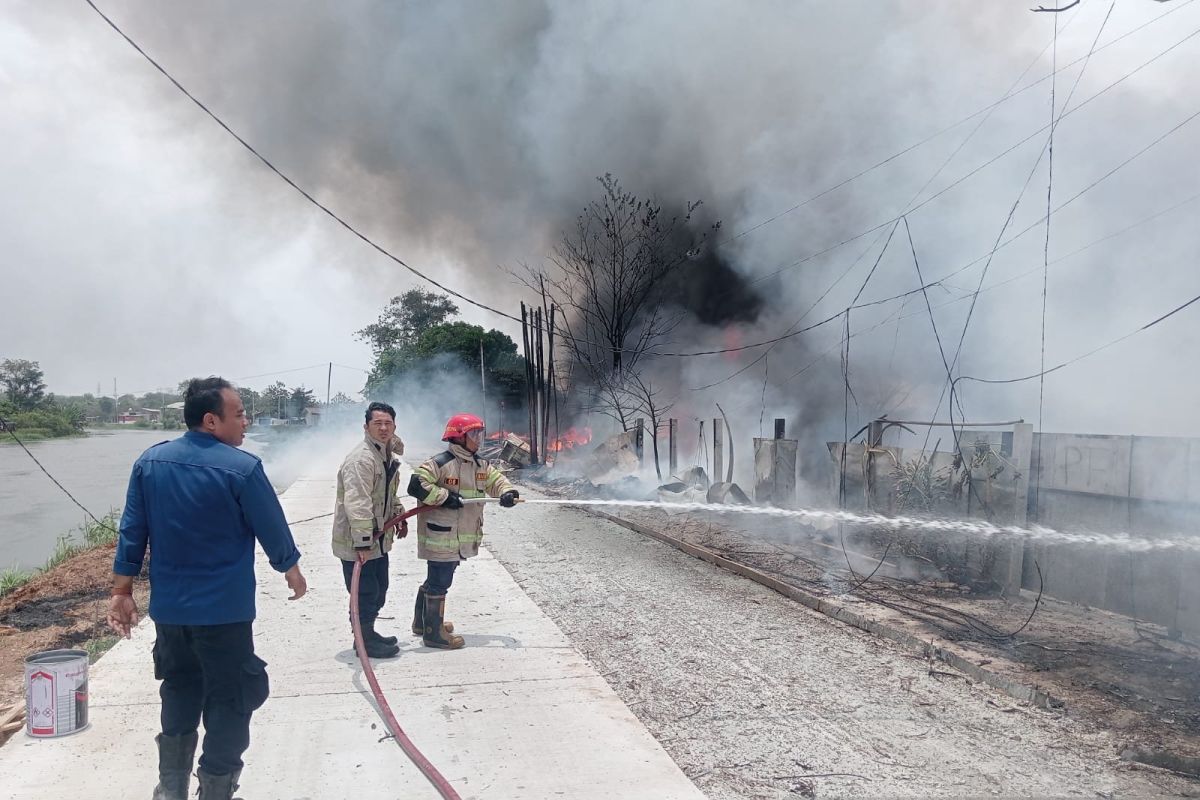 BPBD Karawang turunkan dua mobil damkar untuk padamkan kebakaran lapak limbah