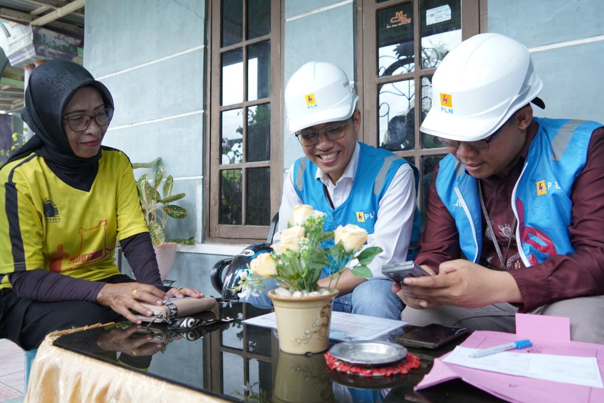 Foto - PLN Kalselteng validasi rumah warga wujudkan komitmen program Gempur