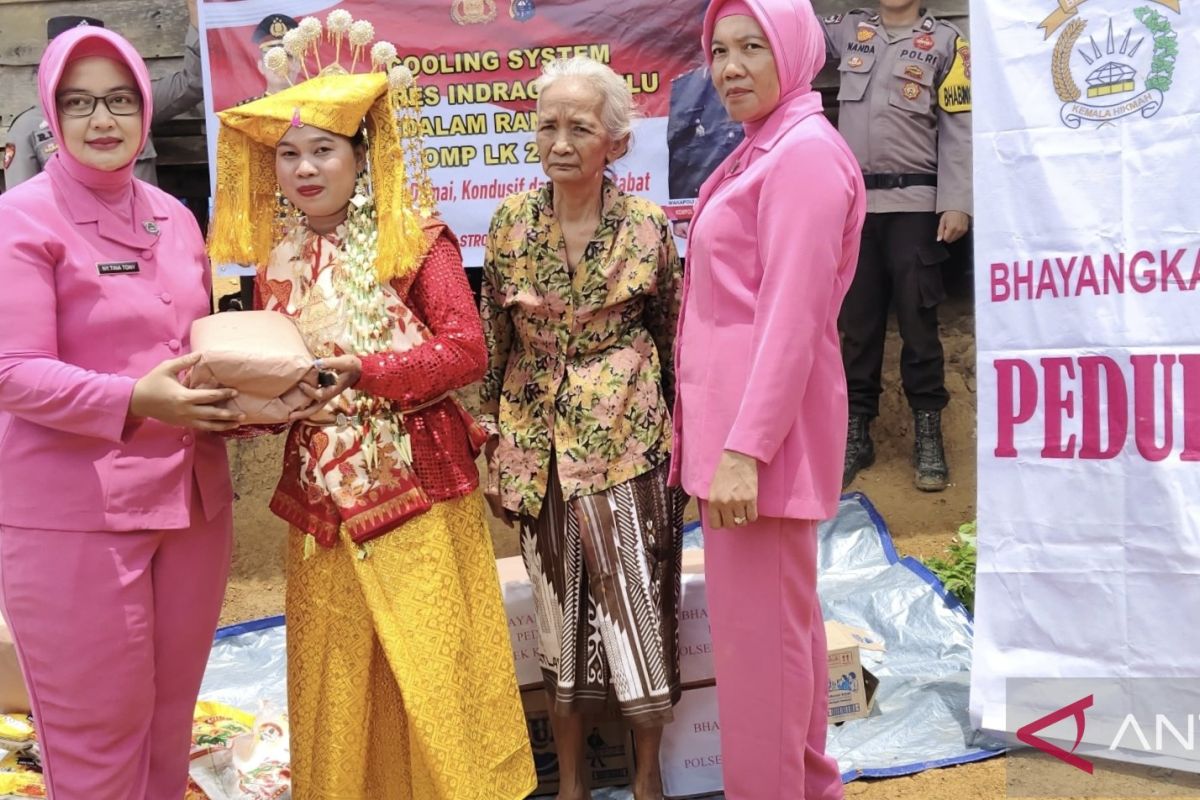 Bhayangkari Polres Inhu salurkan bansos dan sampaikan pesan pilkada damai