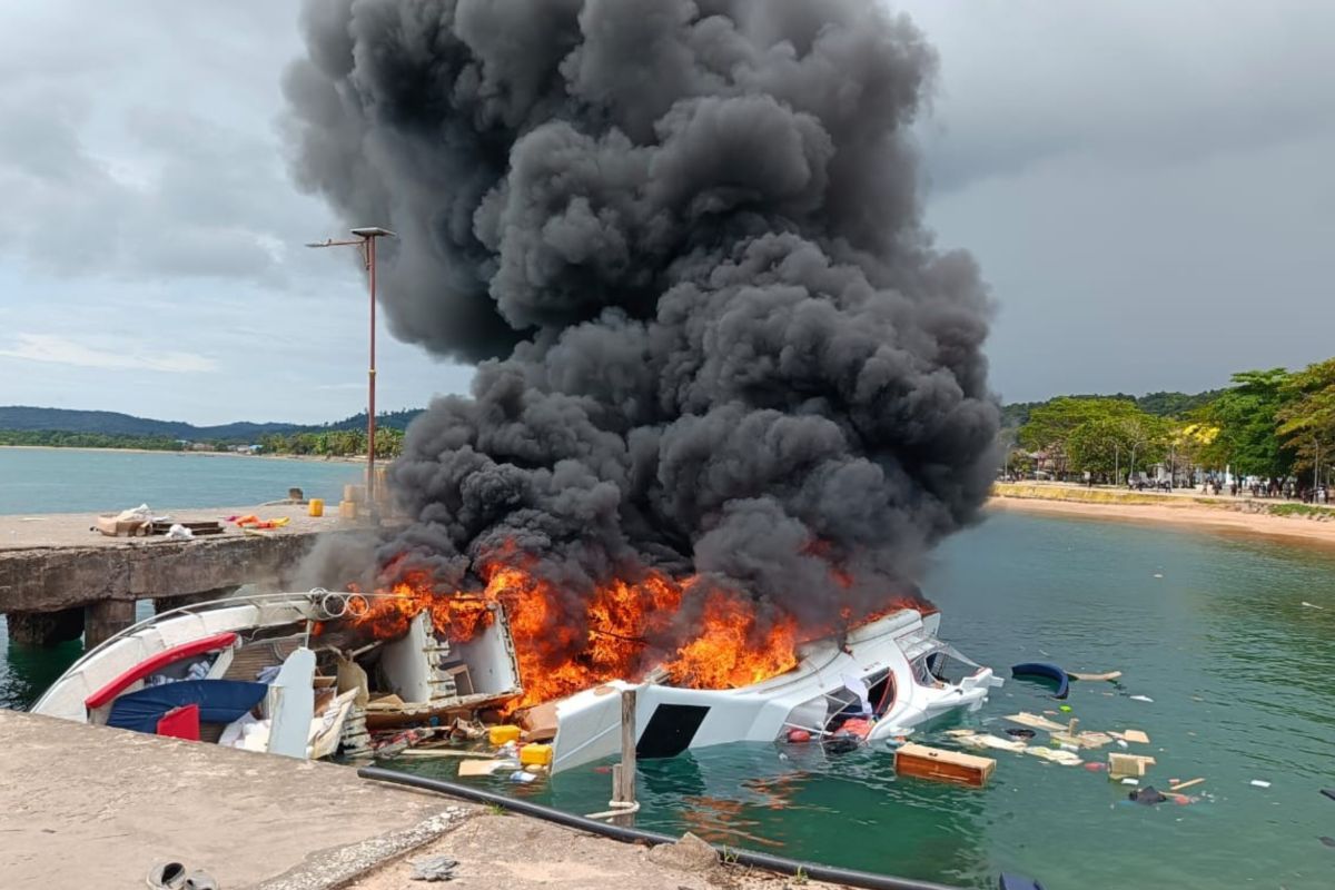 Kampanye di Taliabu, Speedboat yang ditumpangi Cagub Maluku Utara  Benny Laos terbakar