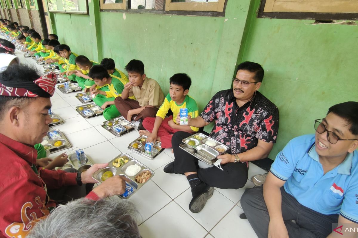 Urgensi Program  Makan Bergizi Gratis bagi Indonesia Emas 2045