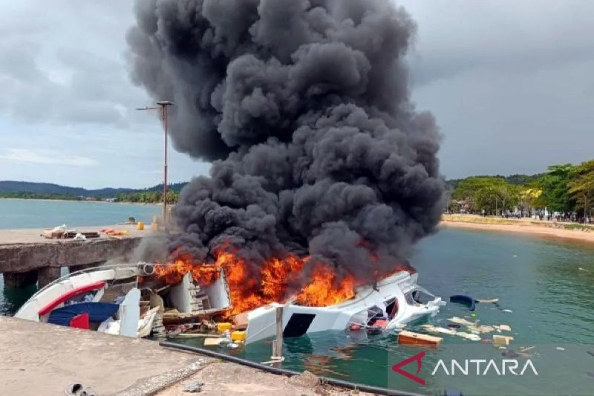 Speedboat yang ditumpangi Cagub Malut Benny Laos terbakar