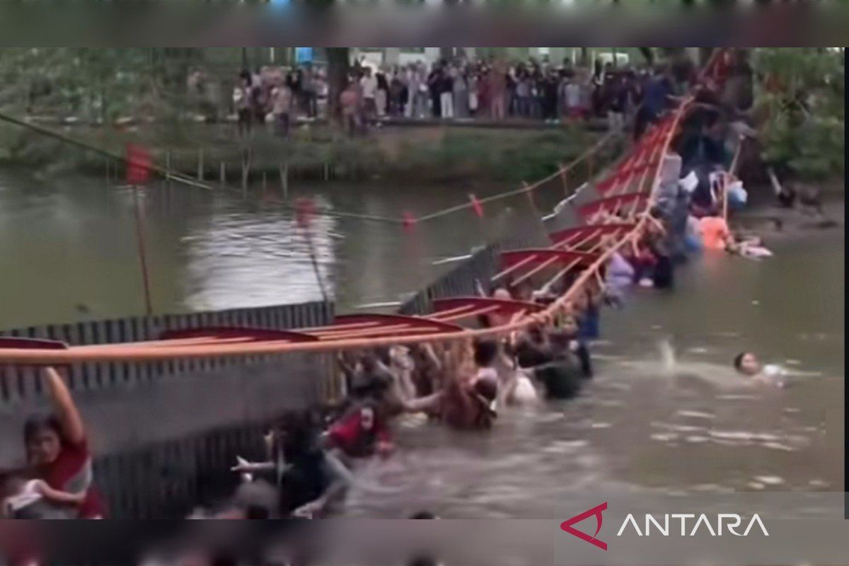 Jembatan Taman Cadika Medan ambruk, puluhan pengunjung terjatuh ke danau