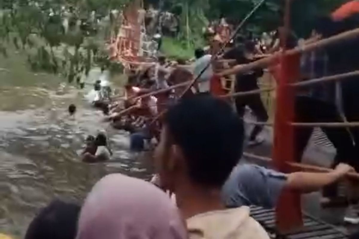 Jembatan gantung Taman Cadika Medan putus