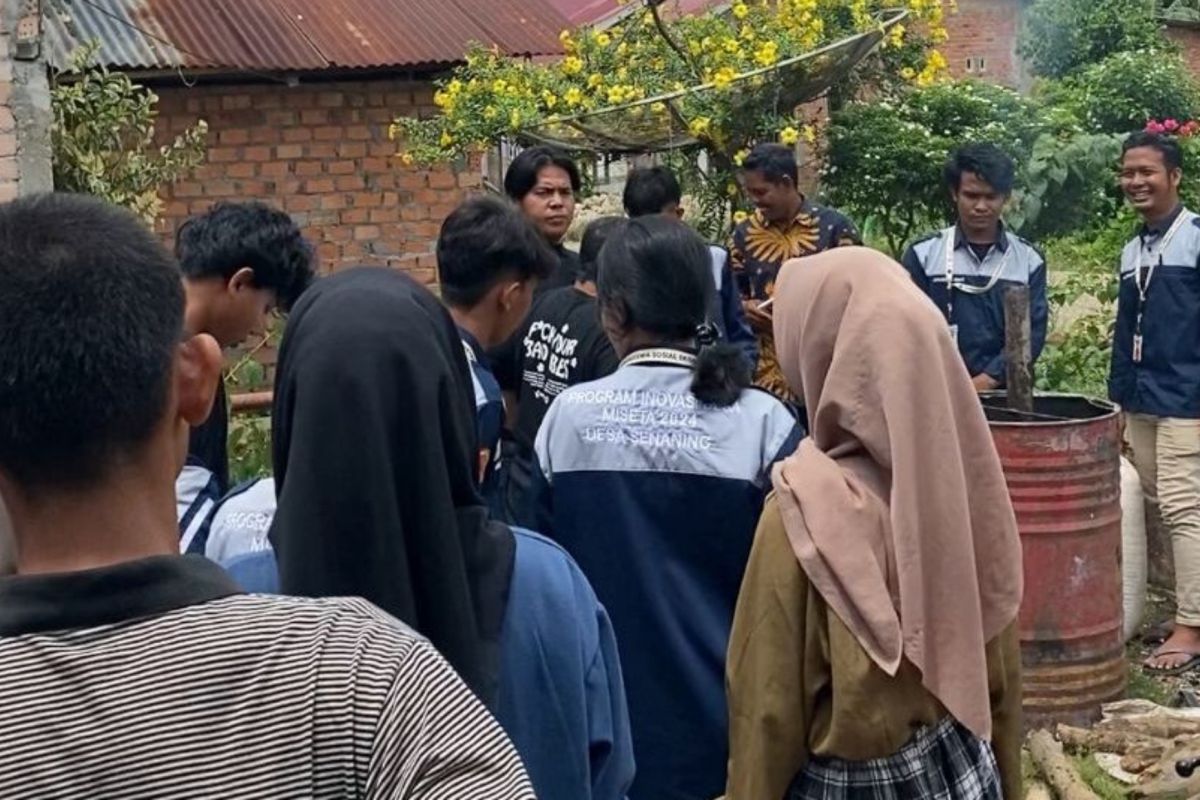 Mahasiswa Unja ajarkan warga Batanghari olah limbah sekam padi jadi biochar