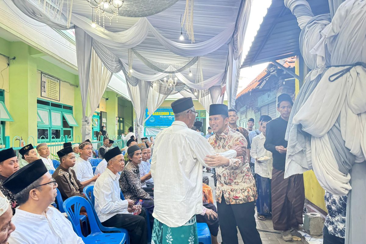 Emil Dardak berbagi pengalaman saat hadiri akad nikah cucu KH Soleh Qosim