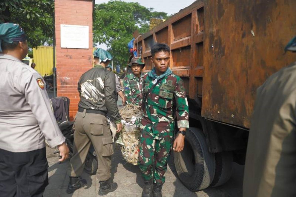 Kodim 0506 Tangerang gelar karya bakti pembersihan Pasar Tanah Tinggi