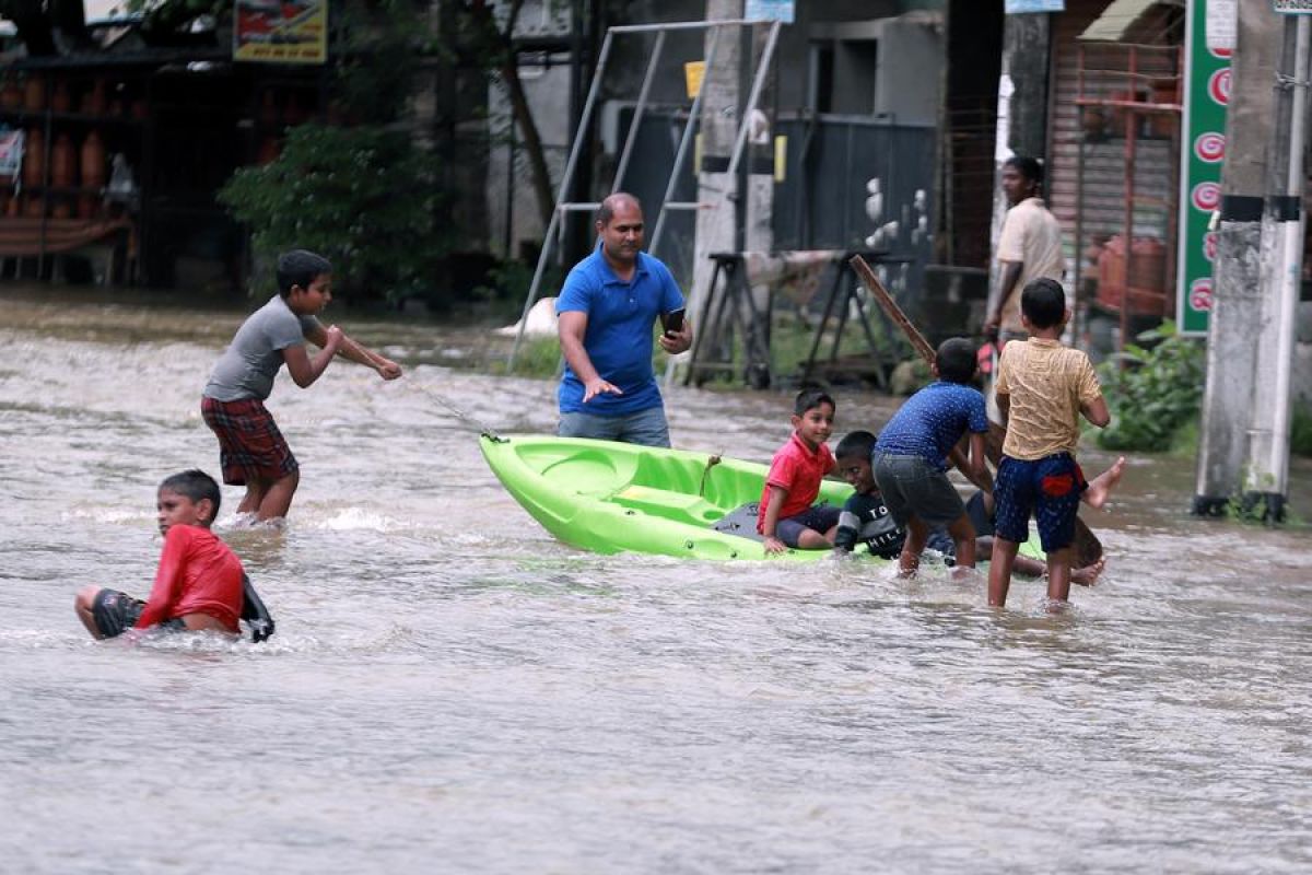 Potret banjir di pinggiran kota Kolombo pascahujan lebat