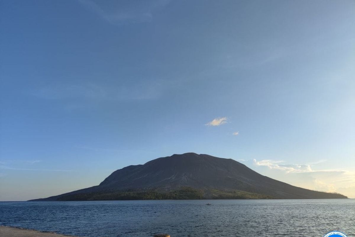 PVMBG minta warga jauhi radius bahaya dua kilometer Gunung Ruang