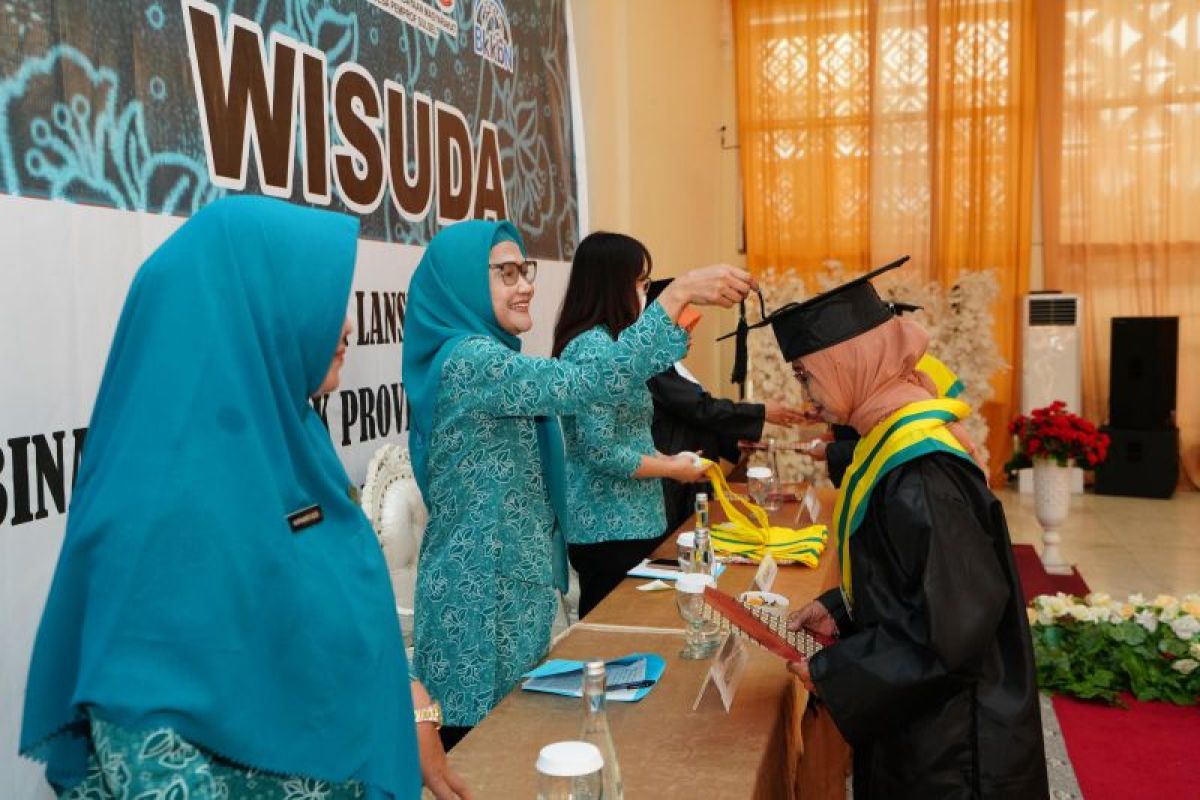 Puluhan lansia Ininnawa Binaan PKK Sulsel mengikuti wisuda