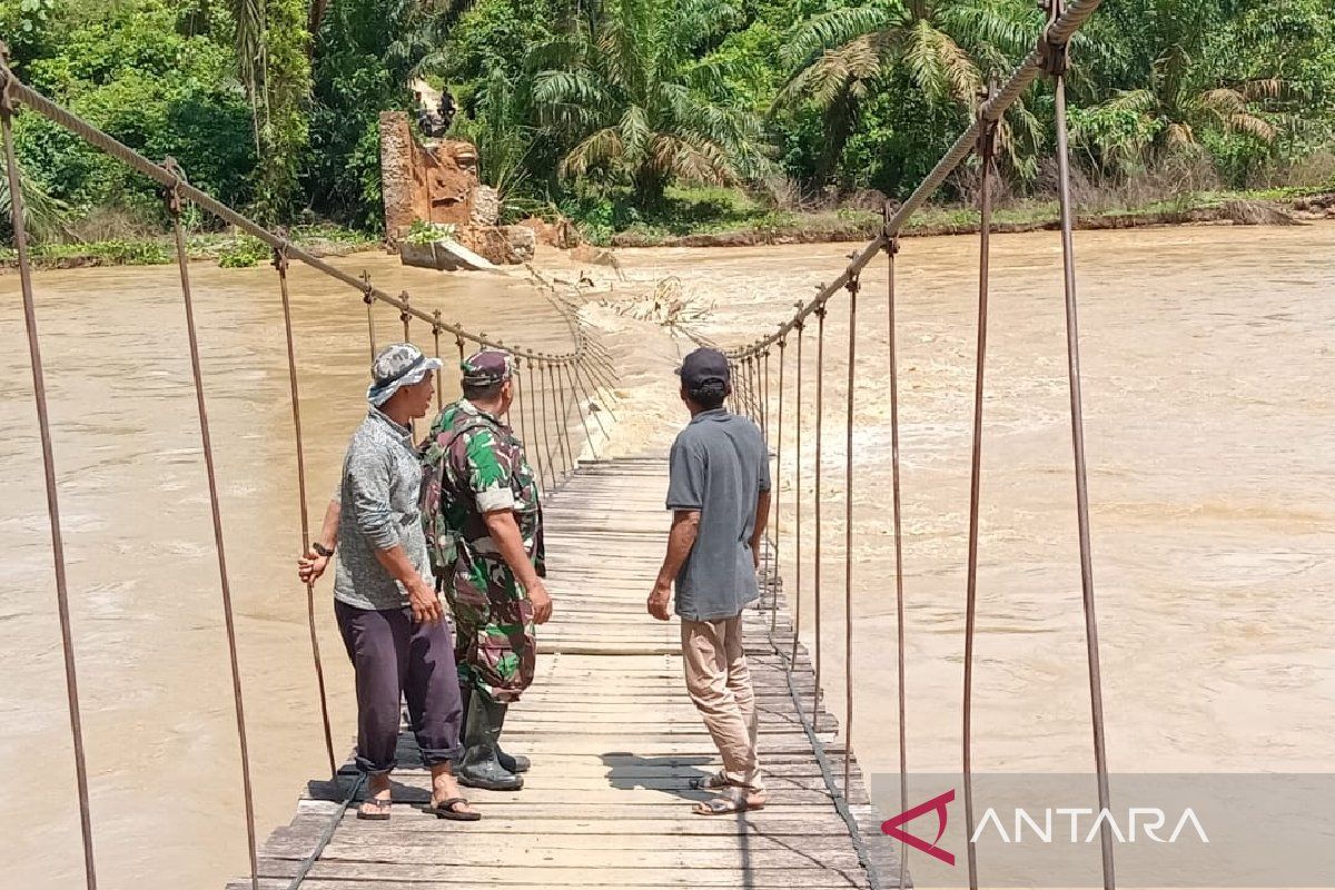 Tiang penyangga jembatan gantung di Palas roboh diterjang sungai Barumun