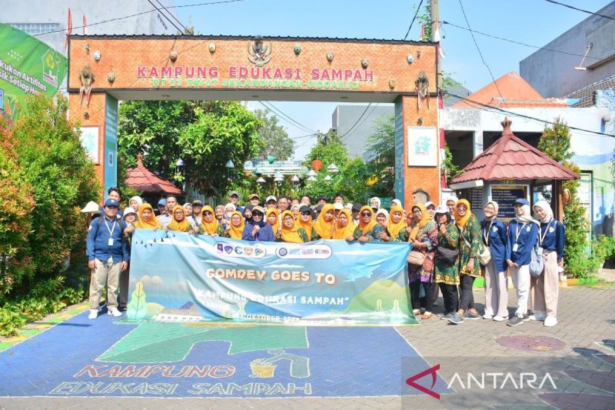 Mahasiswa Unair ajak warga studi banding ke Kampung Edukasi Sampah Sidoarjo